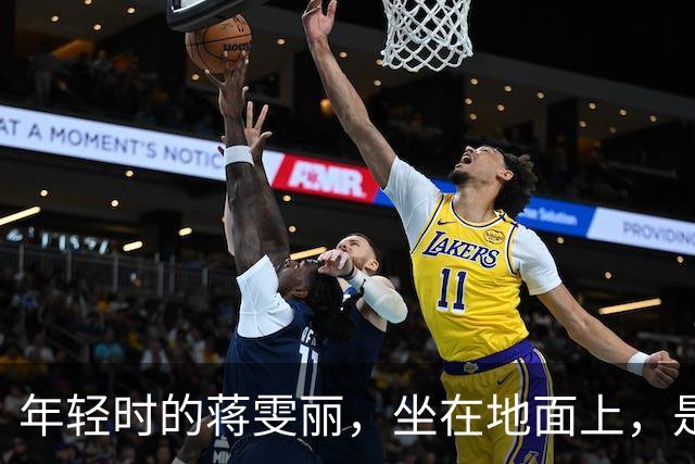 年轻时的蒋雯丽，坐在地面上，是如此的美丽优雅